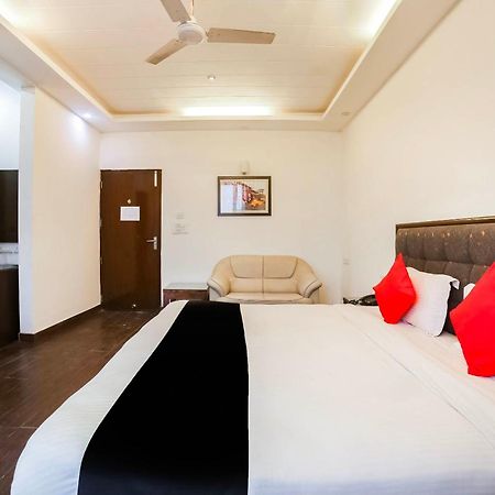 Collection O Satguru House Hotel Gurgaon Buitenkant foto