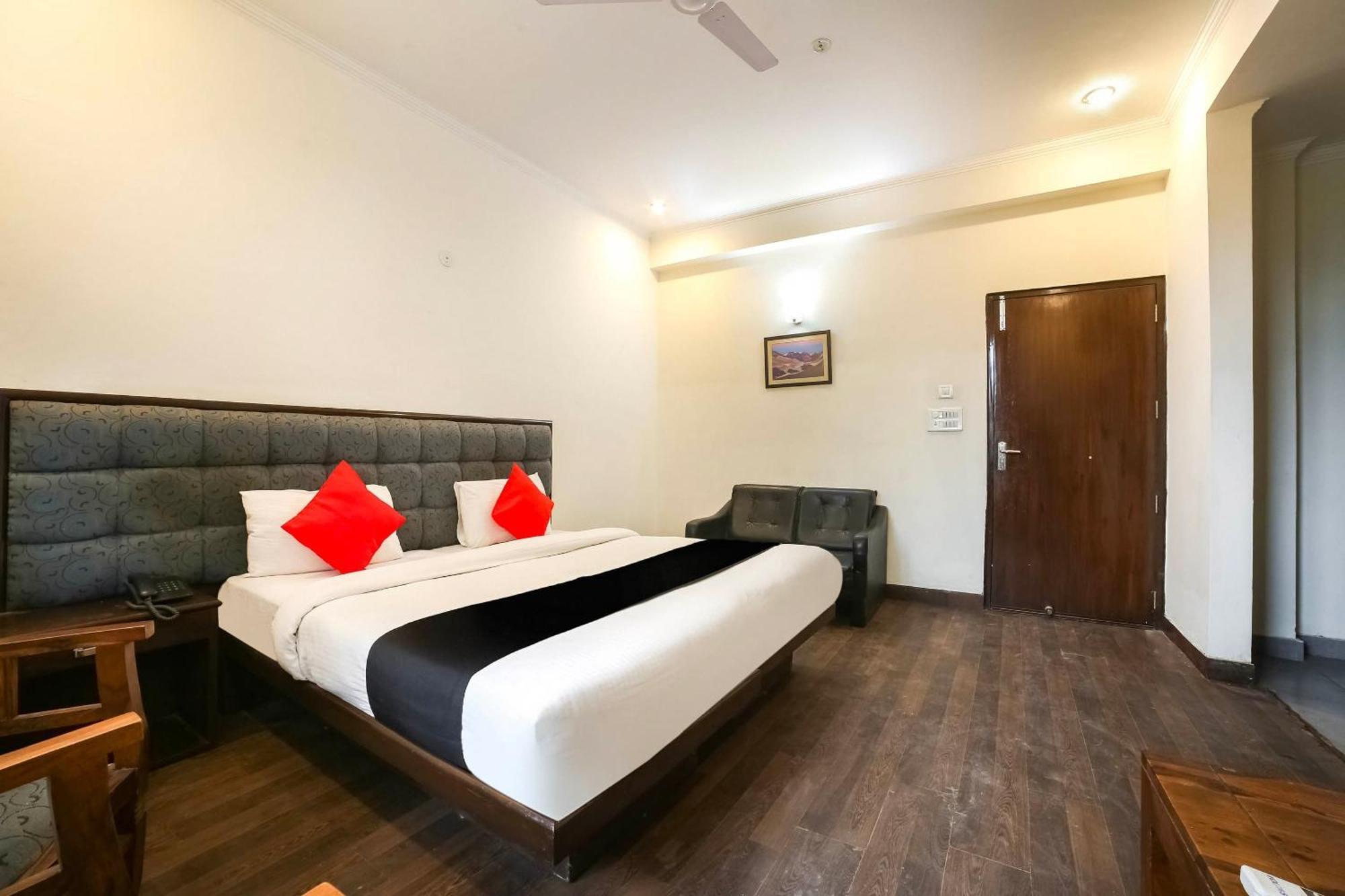 Collection O Satguru House Hotel Gurgaon Buitenkant foto