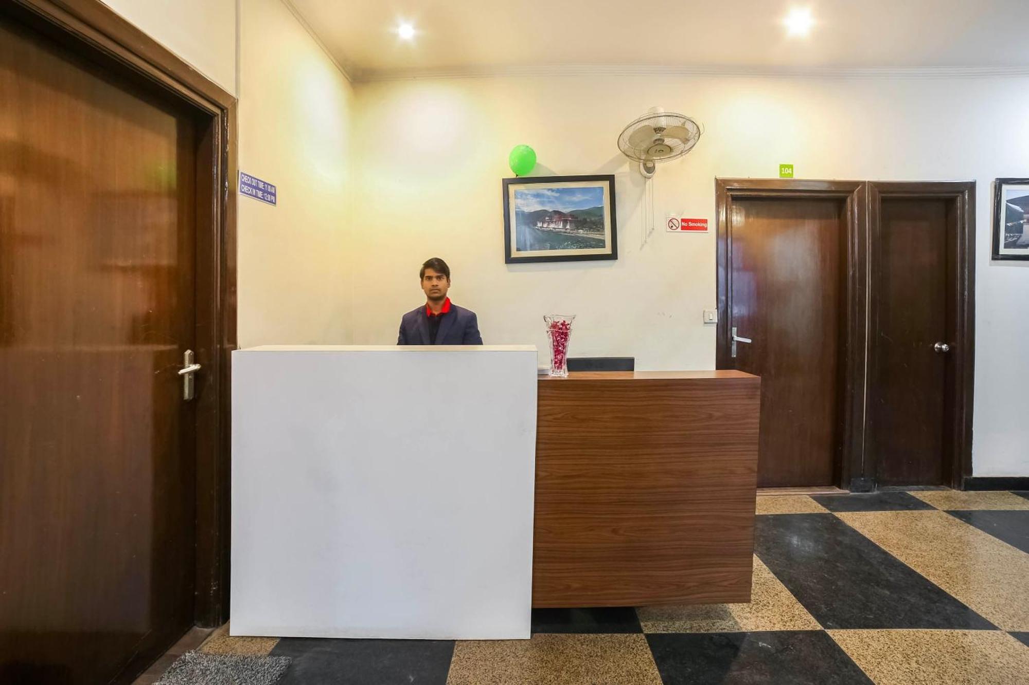 Collection O Satguru House Hotel Gurgaon Buitenkant foto