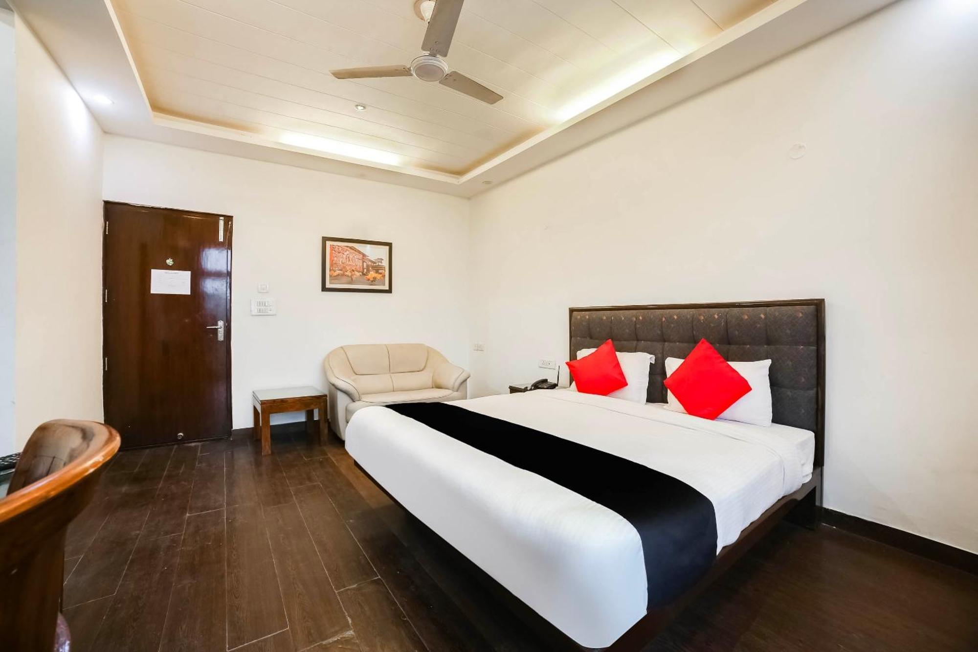 Collection O Satguru House Hotel Gurgaon Buitenkant foto