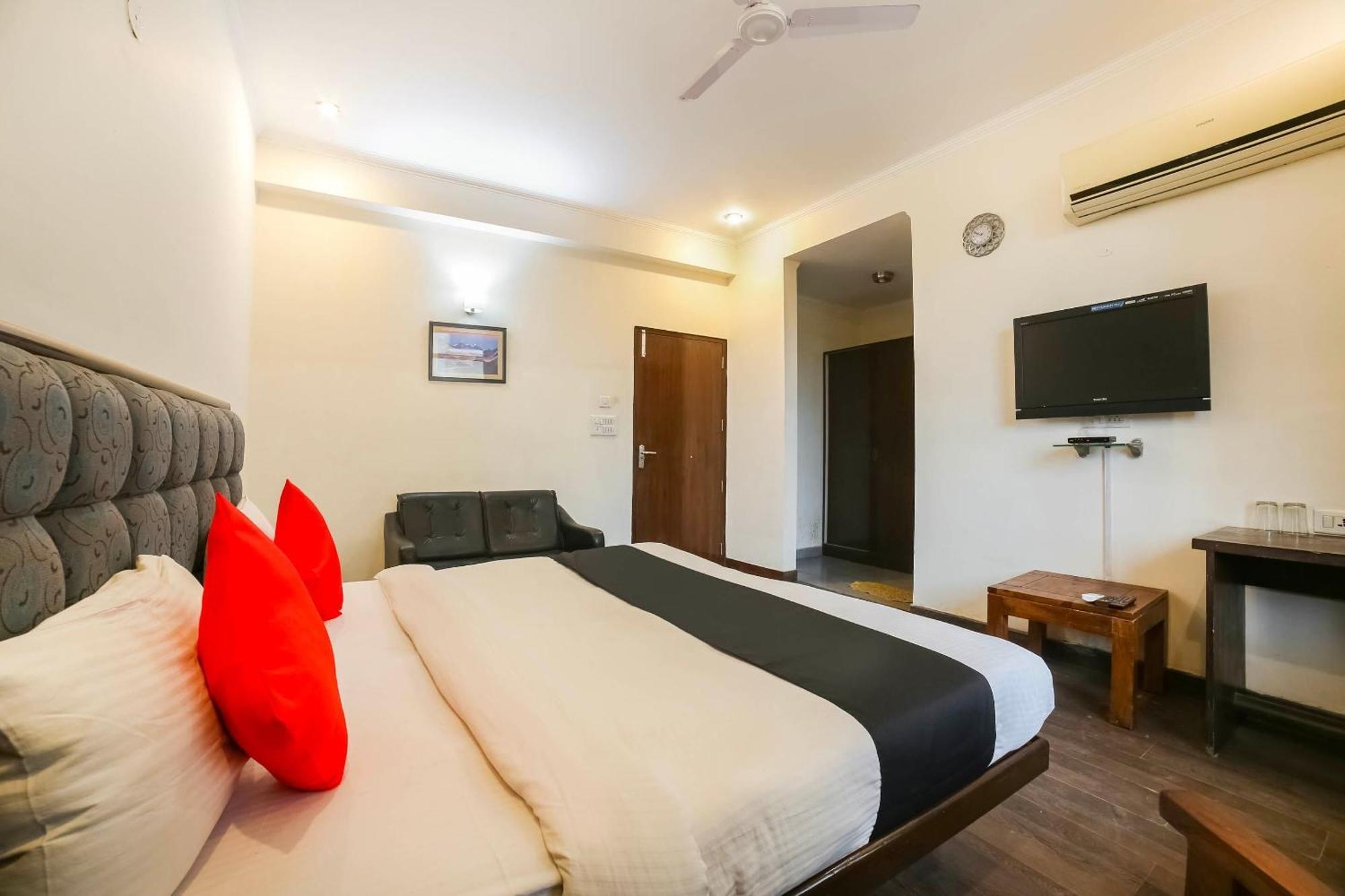 Collection O Satguru House Hotel Gurgaon Buitenkant foto