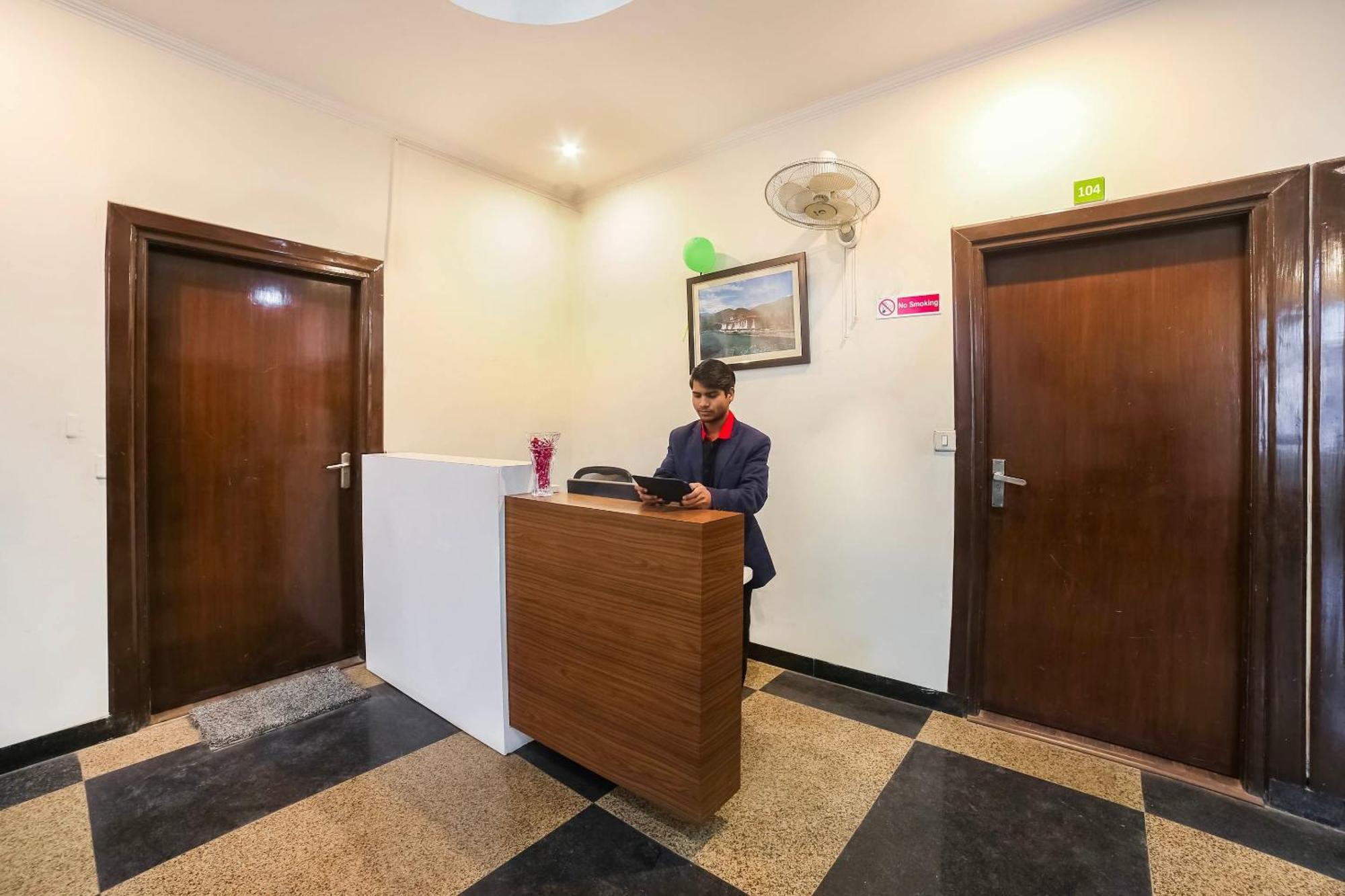 Collection O Satguru House Hotel Gurgaon Buitenkant foto