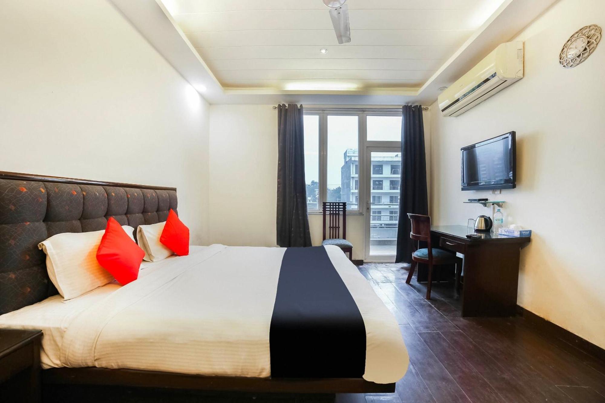 Collection O Satguru House Hotel Gurgaon Buitenkant foto