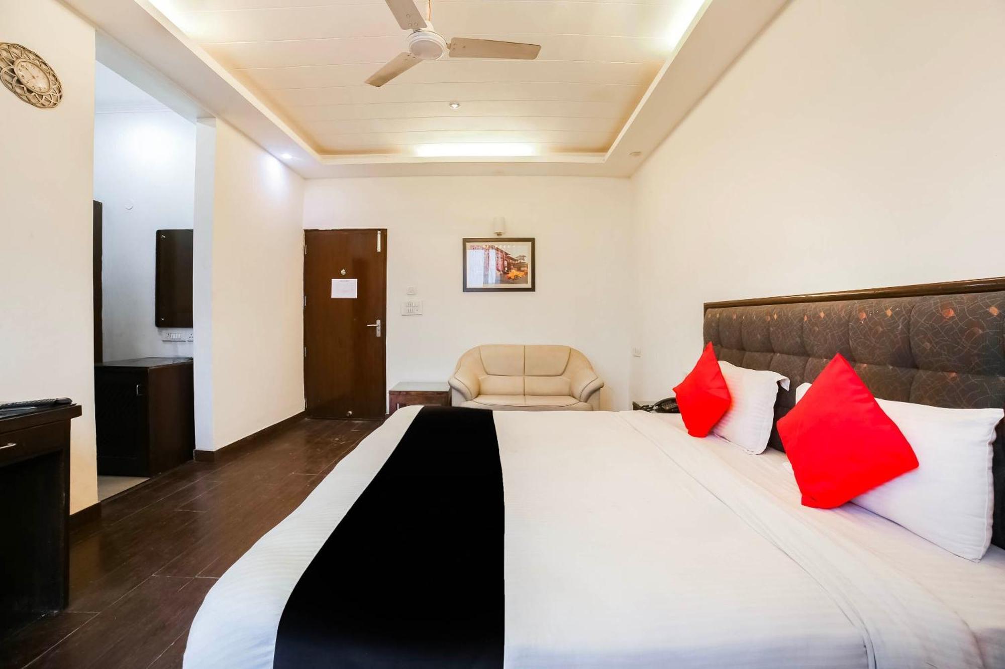 Collection O Satguru House Hotel Gurgaon Buitenkant foto