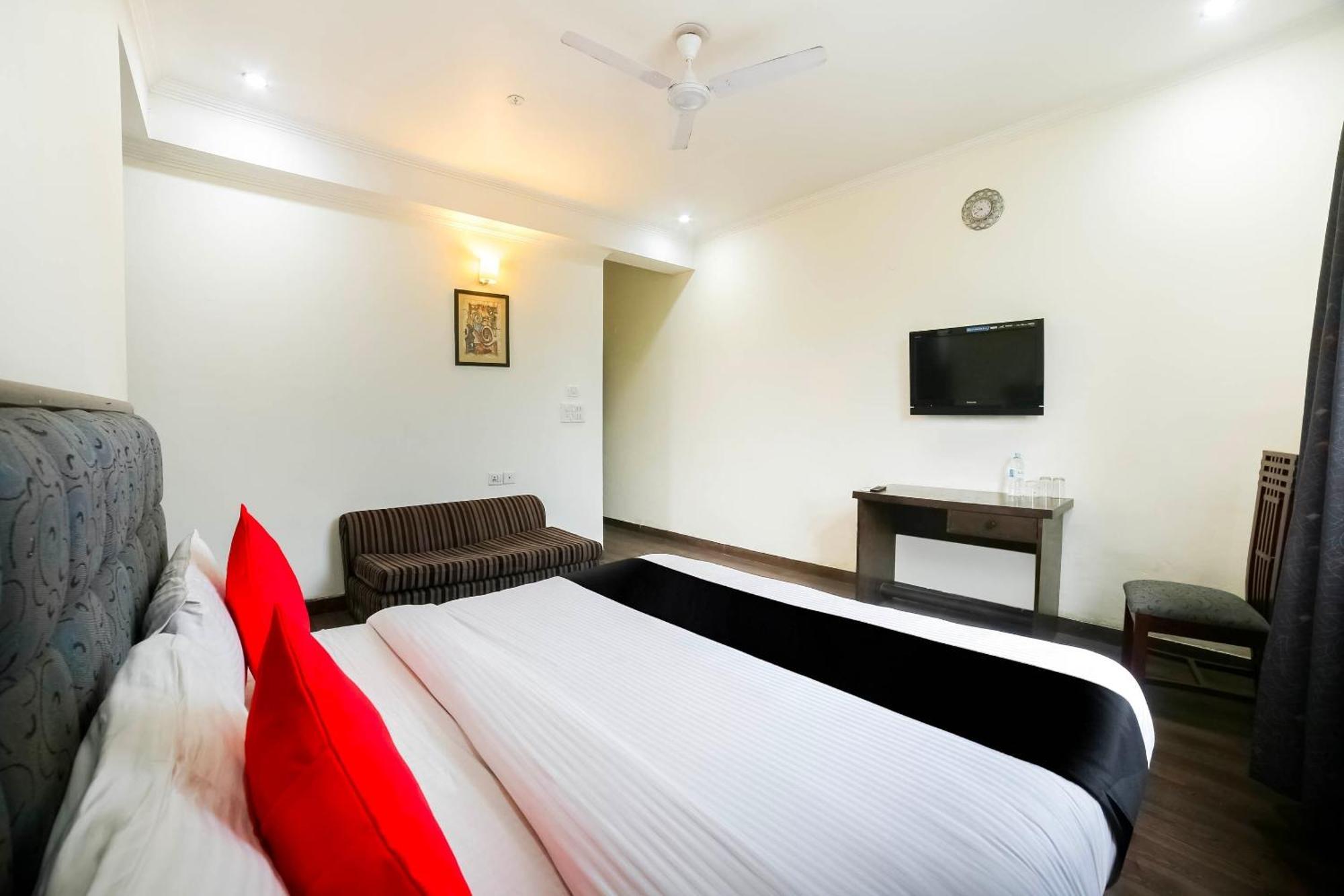 Collection O Satguru House Hotel Gurgaon Buitenkant foto