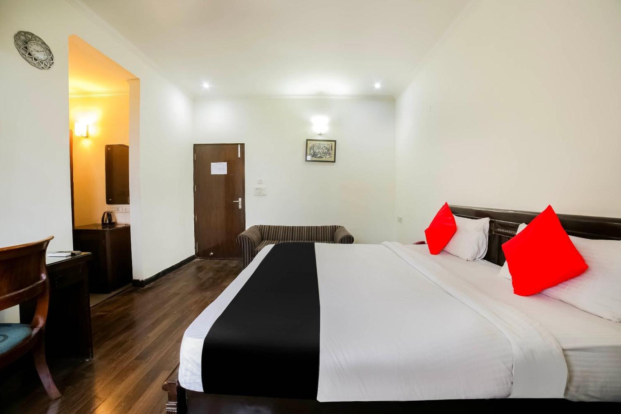 Collection O Satguru House Hotel Gurgaon Buitenkant foto